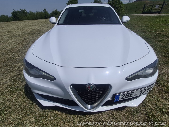 Alfa Romeo Giulia sedan 2018
