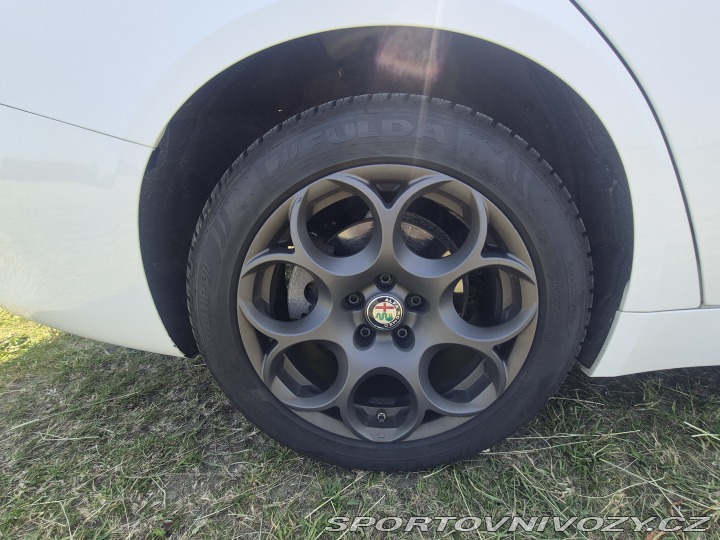Alfa Romeo Giulia sedan 2018