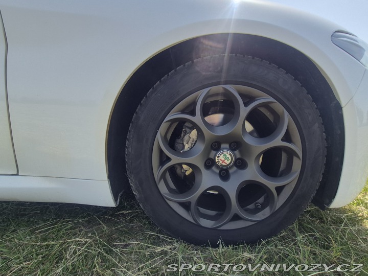 Alfa Romeo Giulia sedan 2018