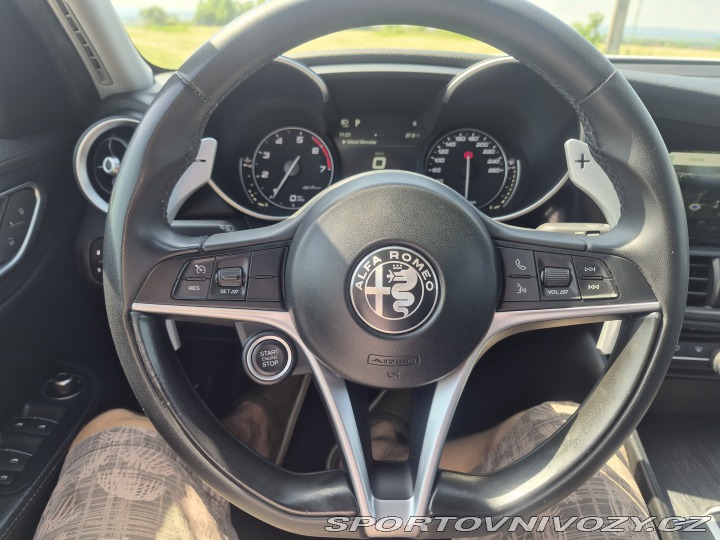 Alfa Romeo Giulia sedan 2018