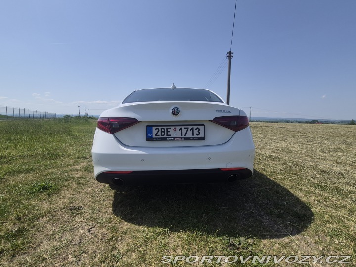 Alfa Romeo Giulia sedan 2018