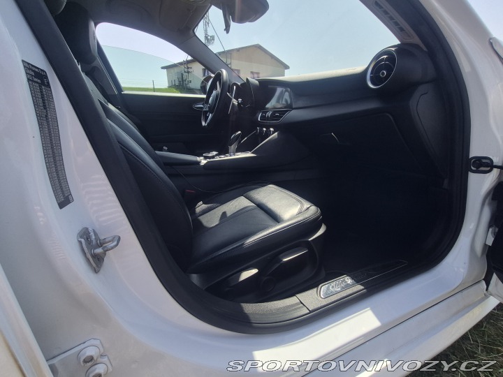 Alfa Romeo Giulia sedan 2018