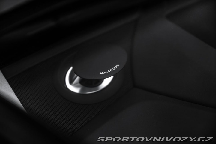 Audi S8 Exclusive masáže Pano HuD 2025