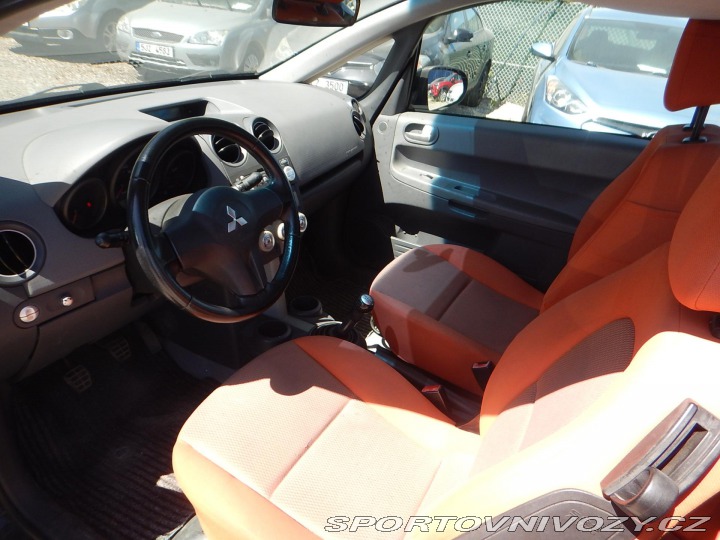 Mitsubishi Colt 1.5 i 80kw střecha nejde 2006