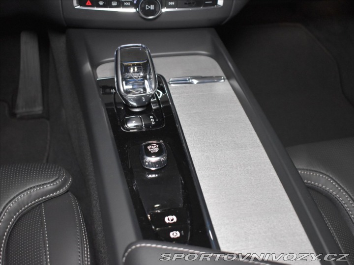 Volvo Ostatní modely XC60 2,0 T8 AWD Ultra B&W, 2025