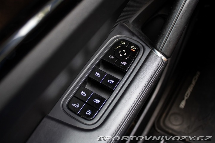 Porsche Cayenne E-Hybrid 4x4 A/T / V ZÁR 2021