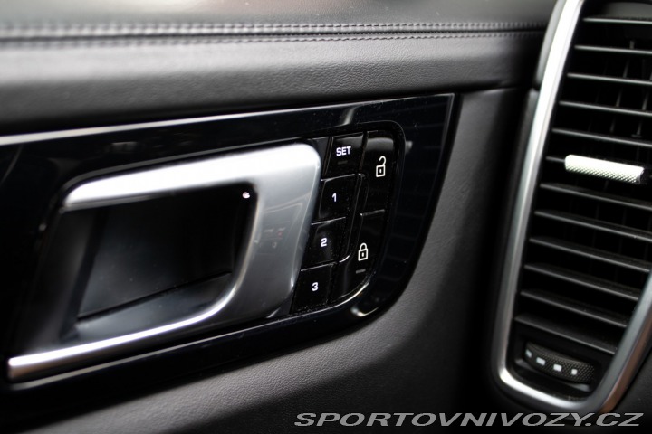 Porsche Cayenne E-Hybrid 4x4 A/T / V ZÁR 2021