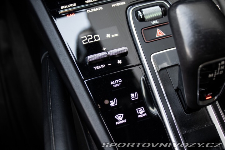 Porsche Cayenne E-Hybrid 4x4 A/T / V ZÁR 2021