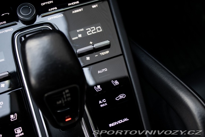 Porsche Cayenne E-Hybrid 4x4 A/T / V ZÁR 2021