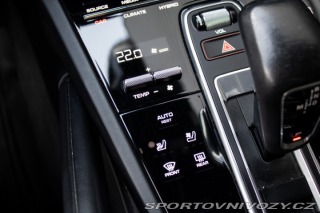 Porsche Cayenne E-Hybrid 4x4 A/T / V ZÁR 2021