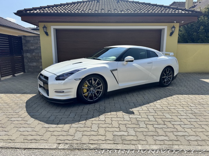 Nissan GT-R  2011