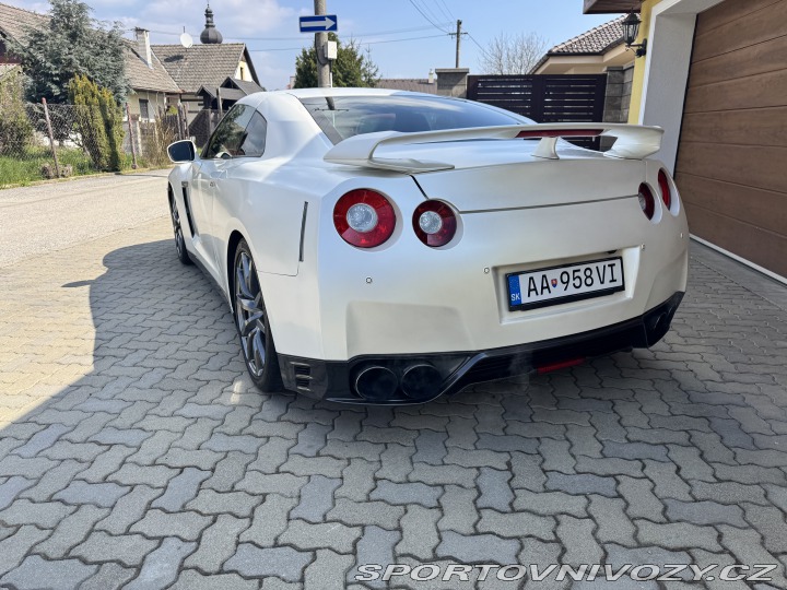 Nissan GT-R  2011