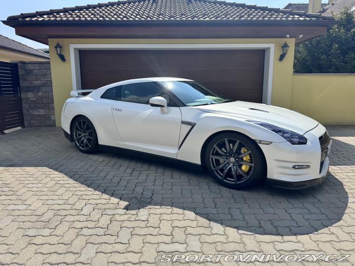 Nissan GT-R  2011