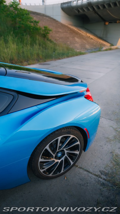 BMW i8  1800