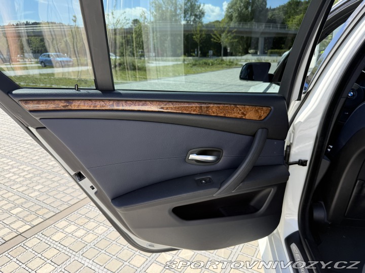BMW 5 540i V8 JEDINEČNÝ STAV 2008