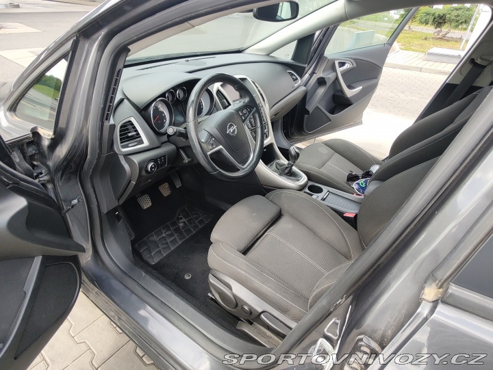 Opel Astra Sports Tourer 2012