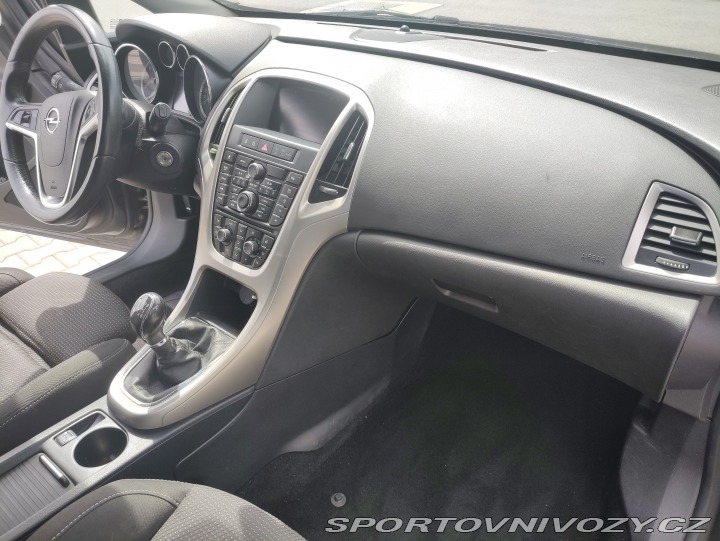 Opel Astra Sports Tourer 2012