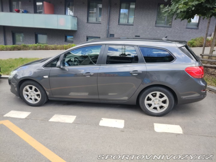 Opel Astra Sports Tourer 2012