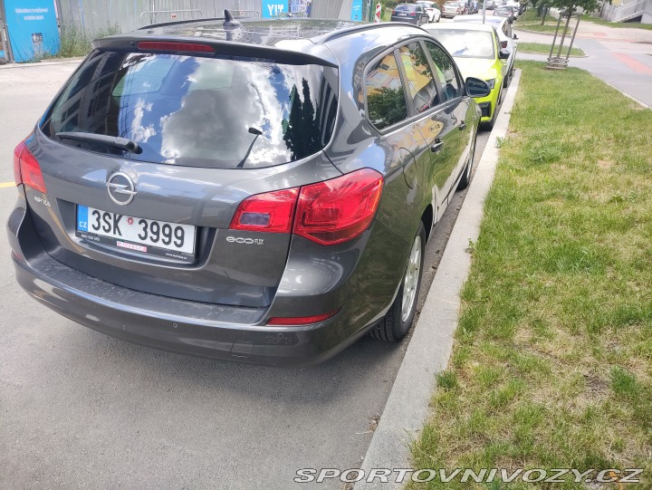 Opel Astra Sports Tourer 2012