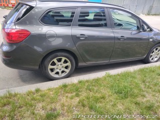 Opel Astra Sports Tourer 2012