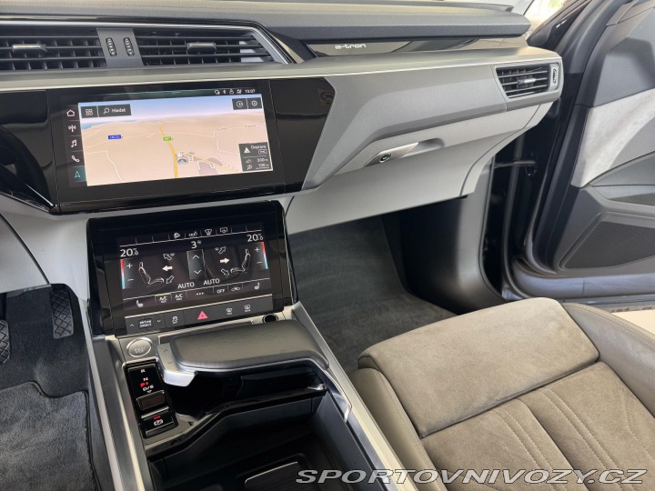 Audi Ostatní modely e-tron 55 Quattro*300kW*REZERVAC 2021