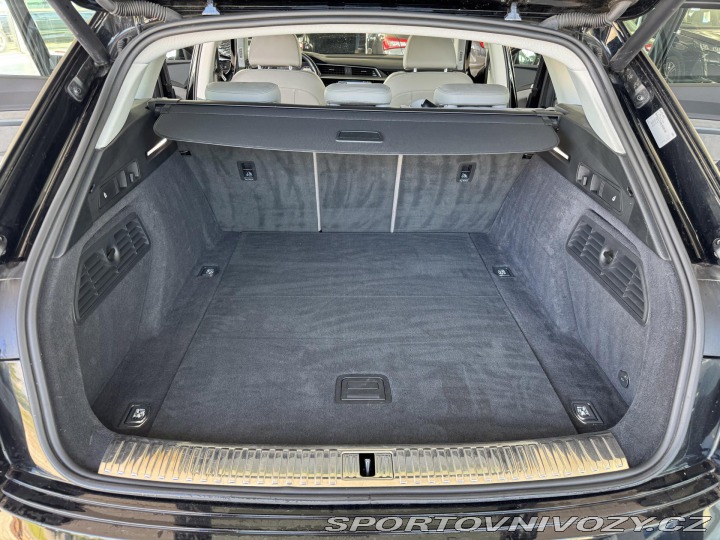 Audi Ostatní modely e-tron 55 Quattro*300kW*REZERVAC 2021