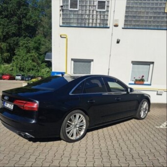 Audi S8 