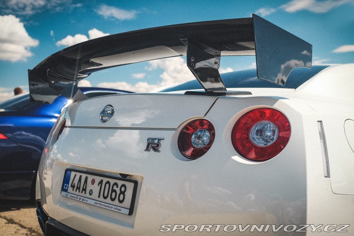 Nissan GT-R R35 BLACK ED. DPH 689PS 2012