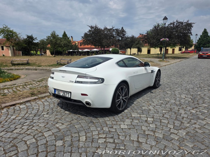Aston Martin Vantage  2010