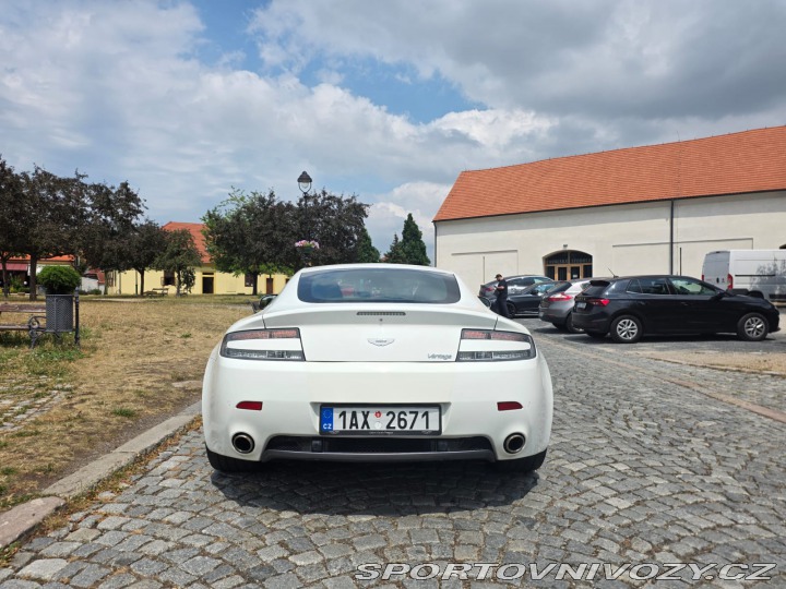 Aston Martin Vantage  2010