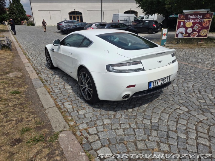 Aston Martin Vantage  2010