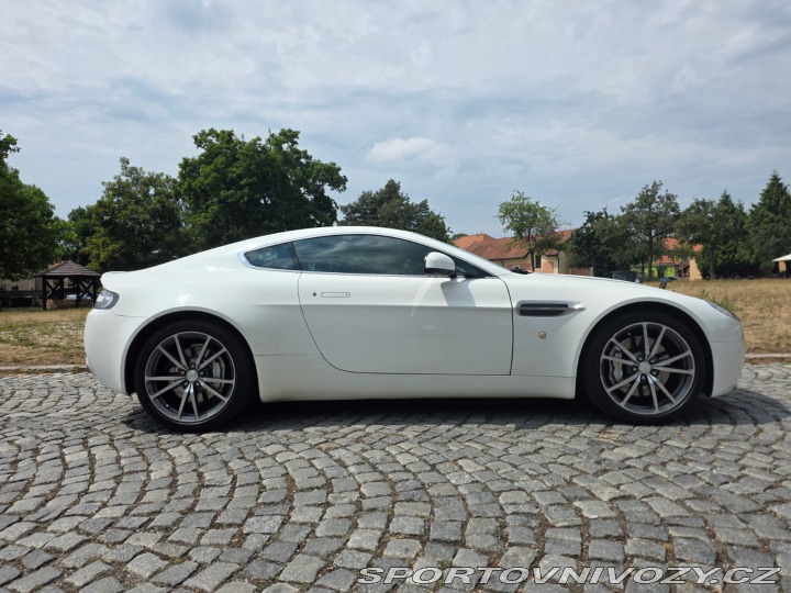 Aston Martin Vantage  2010