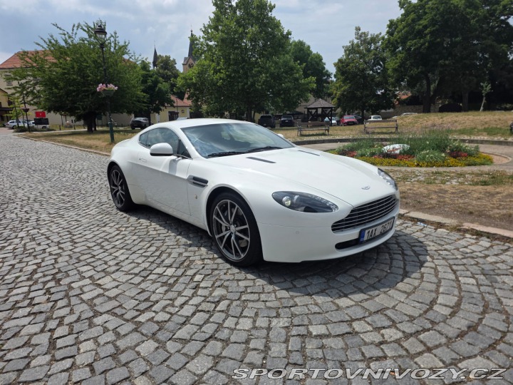 Aston Martin Vantage  2010
