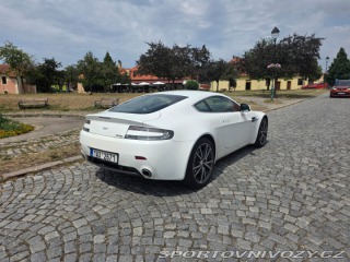Aston Martin Vantage  2010