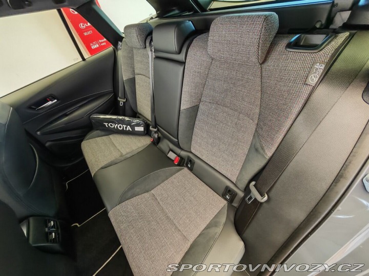 Toyota Corolla 2.0 Hybrid e-CVT Style 1800