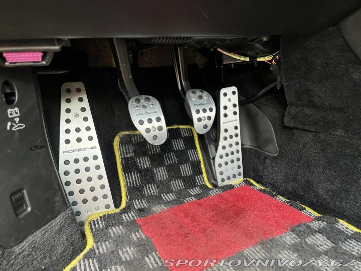 Porsche 911 Carrera 2WD manuál 2002