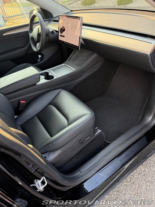 Tesla Model Y  1800