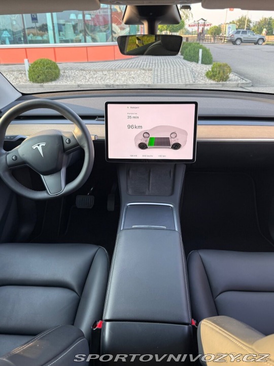 Tesla Model Y  1800