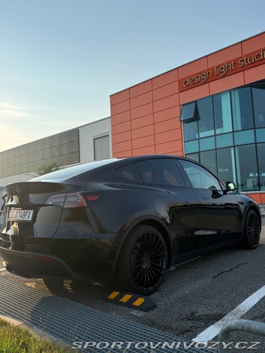 Tesla Model Y 1800