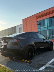 Tesla Model Y  1800