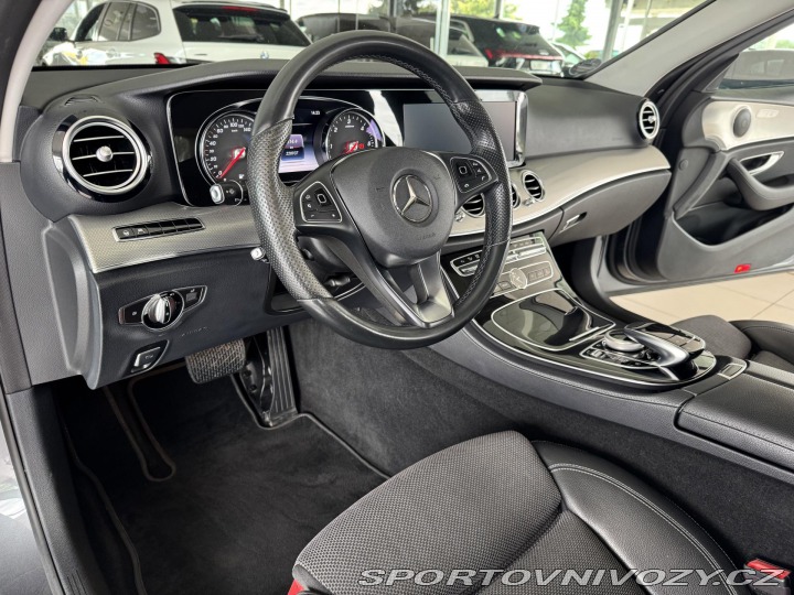 Mercedes-Benz E 220d 4Matic AMG*REZERVACE 2017