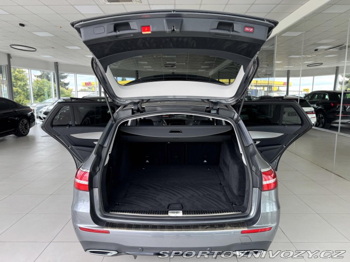Mercedes-Benz E 220d 4Matic AMG*REZERVACE 2017