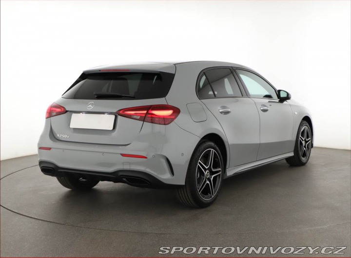 Mercedes-Benz A A 250 e, AMG LINE 2025