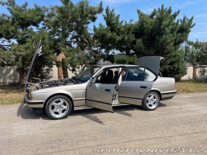 BMW 5 535i e34 M5 kola interier 1990