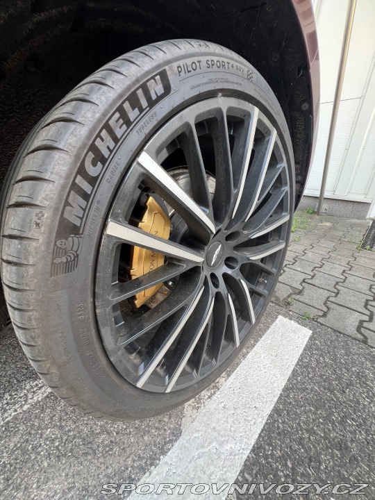 Aston Martin DBX 2021