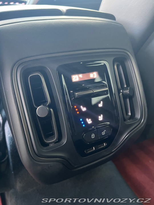 Aston Martin DBX 2021