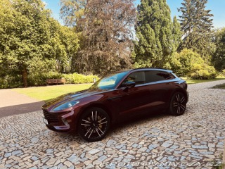 Aston Martin DBX  2021