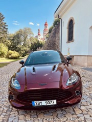 Aston Martin DBX  2021