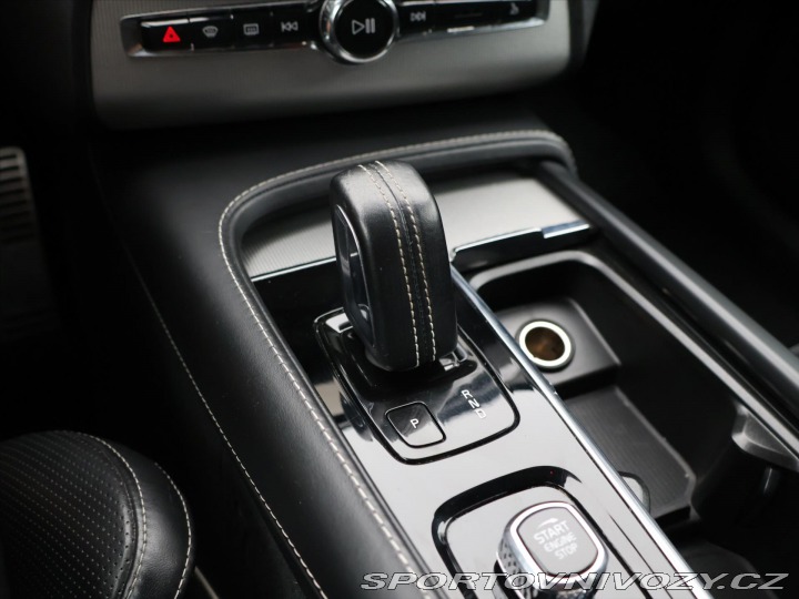 Volvo Ostatní modely XC90 2.0 B6 220kW R-Design CZ 2020