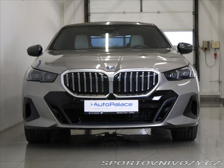 BMW 5 3,0 550e xDrive M-paket B 2025